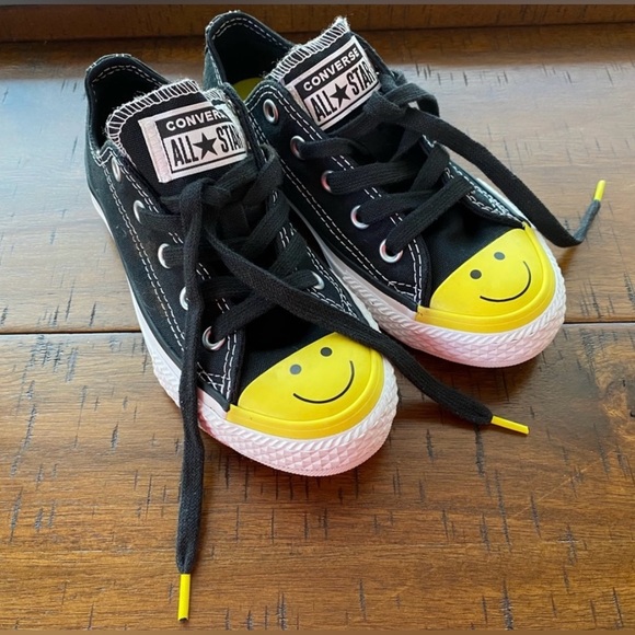 •NEW•Converse Chuck Taylor All Star Smiley Low Top Sneakers - Picture 1 of 7